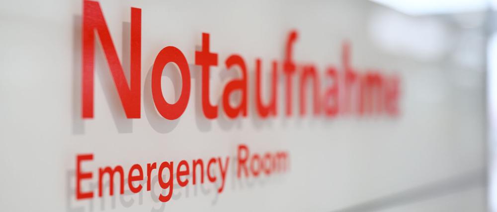 Auf einem Schild in einem Krankenhaus ist das Wort „Notaufnahme“ zu sehen. (Symbolbild)