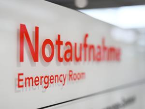 Auf einem Schild in einem Krankenhaus ist das Wort „Notaufnahme“ zu sehen. (Symbolbild)