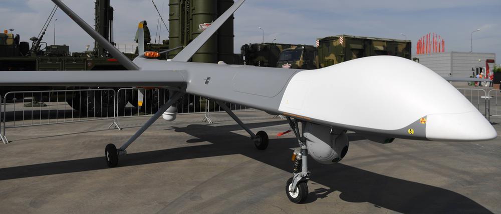 Eine unbemannte Kampfdrohne vom Typ Orion-E wird auf dem Internationalen Militärtechnischen Forum „Army-2022“ in Kubinka (Region Moskau, Russland) ausgestellt.