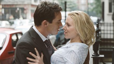ONE MATCH POINT, "Match Point", am Samstag (08.11.25) um 20:15 Uhr. Chris (Jonathan Rhys Meyers) und Nola (Scarlett Johansson) stellen ihre Zukunft aufs Spiel. © ARD Degeto/Atlas Film GmbH, honorarfrei - Verwendung gemäß der AGB im engen inhaltlichen, redaktionellen Zusammenhang mit genannter Sendung bei Nennung "Bild: ARD Degeto/Atlas Film GmbH" (S3). WDR Kommunikation/Redaktion Bild, Köln, Tel: 0221/220 -7132 oder -7133, Fax: -777132, bildkommunikation@wdr.de