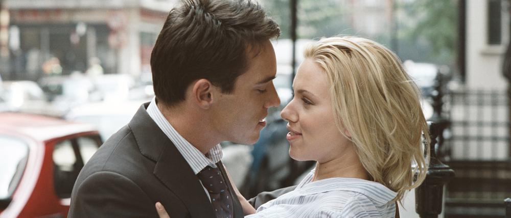 ONE MATCH POINT, "Match Point", am Samstag (08.11.25) um 20:15 Uhr. Chris (Jonathan Rhys Meyers) und Nola (Scarlett Johansson) stellen ihre Zukunft aufs Spiel. © ARD Degeto/Atlas Film GmbH, honorarfrei - Verwendung gemäß der AGB im engen inhaltlichen, redaktionellen Zusammenhang mit genannter Sendung bei Nennung "Bild: ARD Degeto/Atlas Film GmbH" (S3). WDR Kommunikation/Redaktion Bild, Köln, Tel: 0221/220 -7132 oder -7133, Fax: -777132, bildkommunikation@wdr.de