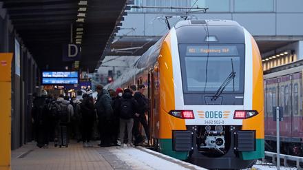 Ein Zug des Regionalexpress 1 nach Magdeburg steht im Potsdamer Hauptbahnhof.