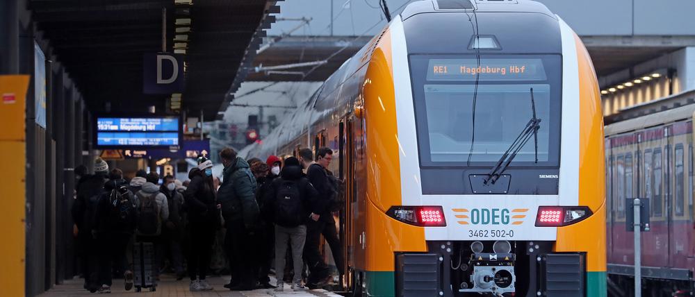 Ein Zug des Regionalexpress 1 nach Magdeburg steht im Potsdamer Hauptbahnhof.