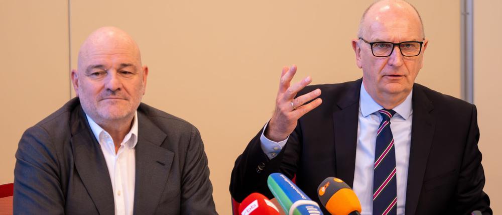 Robert Crumbach (BSW, l.), Vize-Regierungschef und Brandenburger Finanzminister, und Ministerpräsident Dietmar Woidke (SPD). g