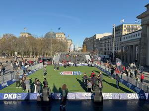 06.11.2025, Berlin: Am Platz vor dem Brandenburger Tor ist Kunstrasen ausgerollt - hier können sich Fans im Flag Football (eine Variante des American Football) ausprobieren. Am 09.11.2025 treffen die Atlanta Falcons beim Berlin Game auf die Indianapolis Colts. Foto: Jordan Raza/dpa +++ dpa-Bildfunk +++
