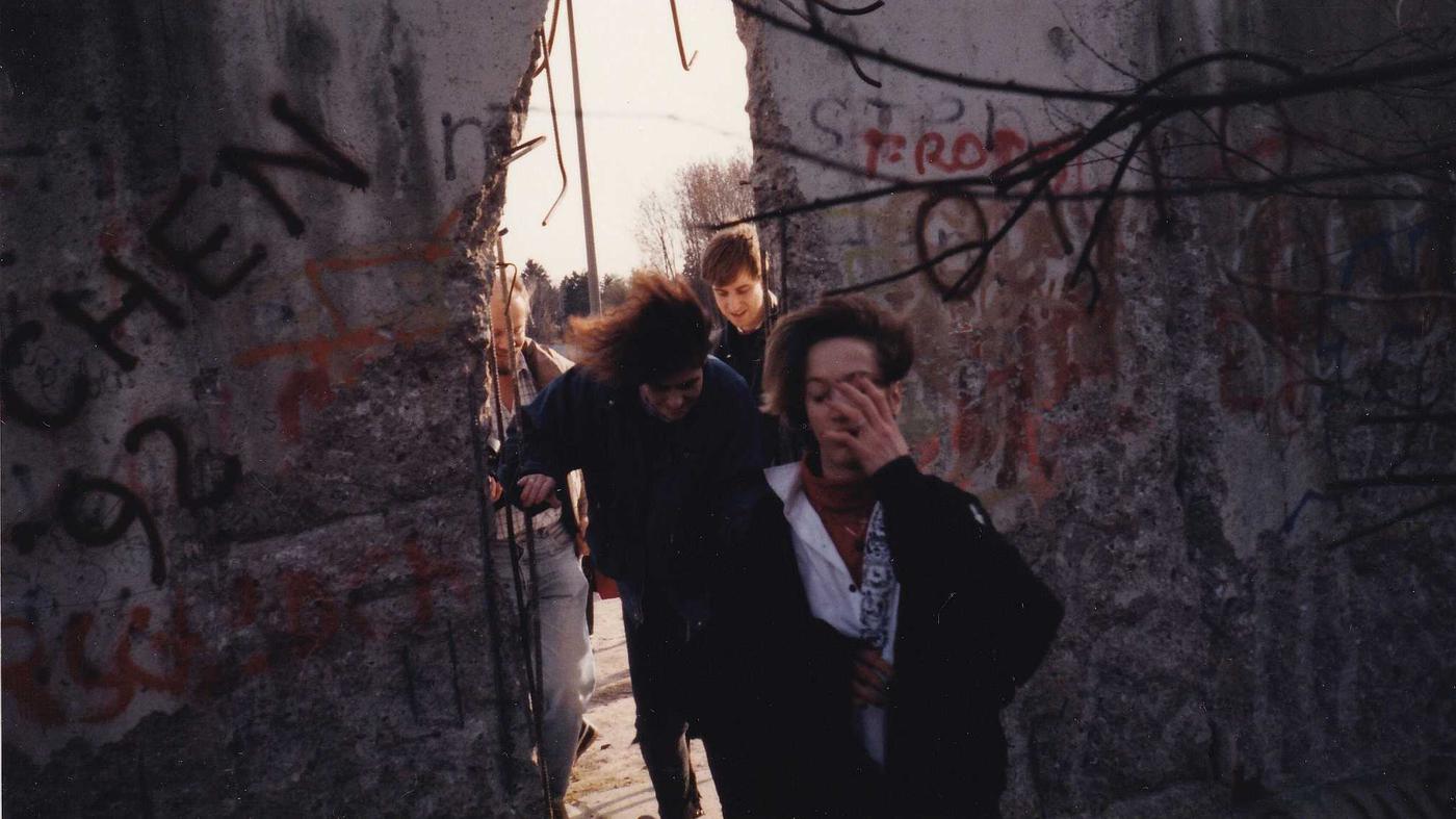 Deal-an-der-Mauer-Als-ich-zwei-Grenzsoldaten-DDR-Devotionalien-abkaufte