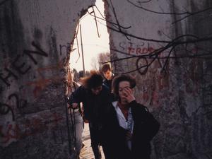 Mit Freunden stieg unser Autor durch diesen Mauerdurchbruch in Kleinmachnow.