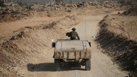 Israelische Sicherheitskräfte fahren während einer von der israelischen Armee organisierten Tour für Journalisten an den Ruinen von Gebäuden im Gazastreifen vorbei.