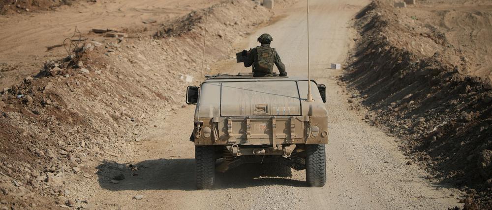 Israelische Sicherheitskräfte fahren während einer von der israelischen Armee organisierten Tour für Journalisten an den Ruinen von Gebäuden im Gazastreifen vorbei.