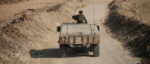 Israelische Sicherheitskräfte fahren während einer von der israelischen Armee organisierten Tour für Journalisten an den Ruinen von Gebäuden im Gazastreifen vorbei.