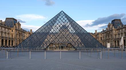 Paris Glass pyramid in the Louvre museum. Paris. France. EU. 25 April 2024., PUBLICATIONxNOTxINxUKxFRAxUSA Copyright: xMarkxFairhurstx/xAvalonx 0868227946