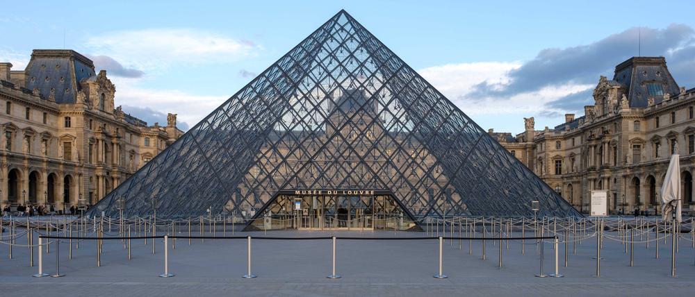Paris Glass pyramid in the Louvre museum. Paris. France. EU. 25 April 2024., PUBLICATIONxNOTxINxUKxFRAxUSA Copyright: xMarkxFairhurstx/xAvalonx 0868227946