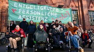 Eine Gruppe von Rollstuhlfahrern harrte rund 24 Stunden in der Senatsverwaltung für Soziales aus. 