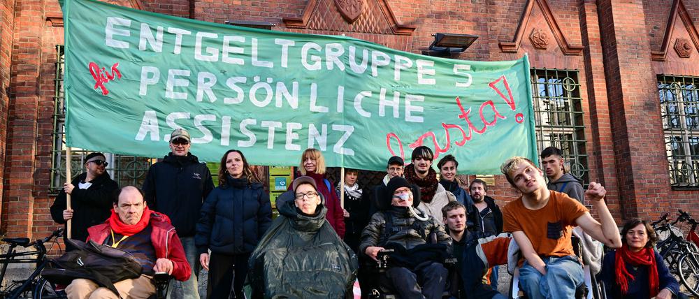 Eine Gruppe von Rollstuhlfahrern harrte rund 24 Stunden in der Senatsverwaltung für Soziales aus.