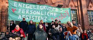 Eine Gruppe von Rollstuhlfahrern harrte rund 24 Stunden in der Senatsverwaltung für Soziales aus. 