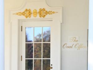 „The Oval Office“ prangt nun in Goldschrift am Weißen Haus.