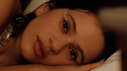 Promofoto aus dem Video zu "Berghain" von Rosalía, nur bei Berichterstattung zu verwenden