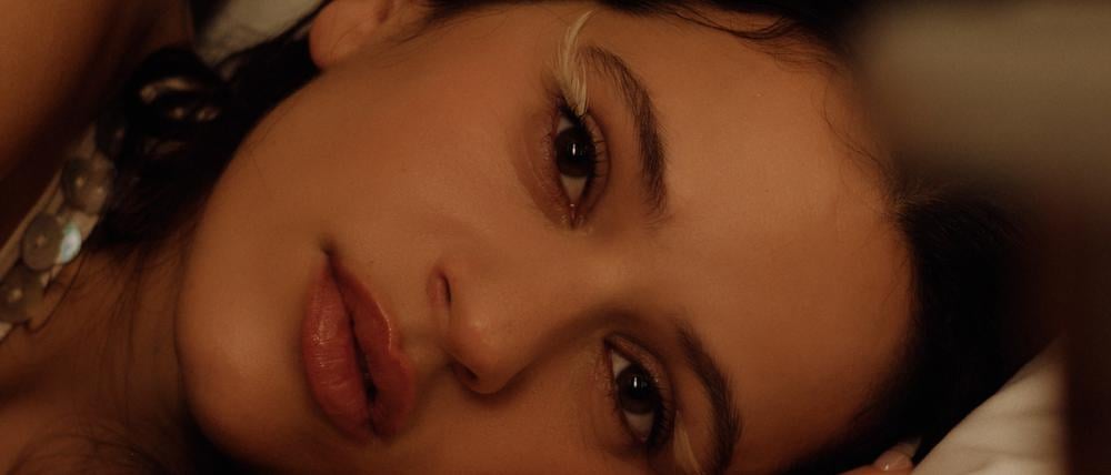 Promofoto aus dem Video zu "Berghain" von Rosalía, nur bei Berichterstattung zu verwenden