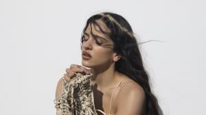 Die spanische Sängerin Rosalía singt auf „Lux“ in 13 Sprachen.
