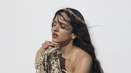 Die spanische Sängerin Rosalía singt auf „Lux“ in 13 Sprachen.