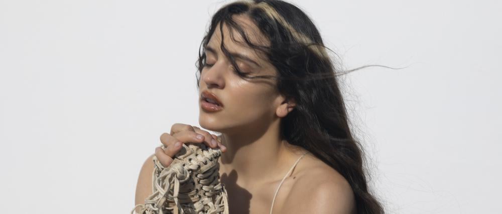 Die spanische Sängerin Rosalía singt auf „Lux“ in 13 Sprachen.