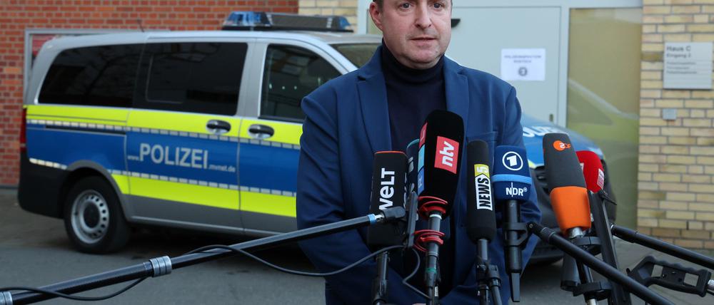 Oberstaatsanwalt Harald Nowack gibt in Rostrock bekannt, worauf viele wochenlang gewartet haben: Im Fakk des achtjährigen Fabian ist ein Haftbefehl ergangen.