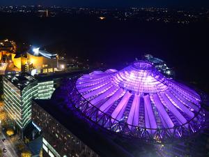 Das Zeltdach könnte Kulisse für einen Science-Film sein - nun wird sie es für Schlittschuhläufer. (Archivbild)