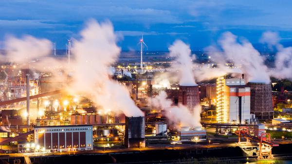 Der CO₂-Ausstoß der Industrie belastet das Klima. (Archivbild)