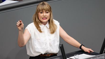 Clara Bünger (Die Linke), Mitglied des Deutschen Bundestages, spricht während der Sitzung des Bundestags.