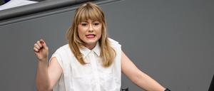 Clara Bünger (Die Linke), Mitglied des Deutschen Bundestages, spricht während der Sitzung des Bundestags. 