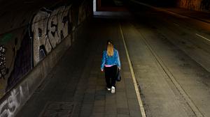 Männer und Frauen unterscheiden sich beim subjektiven Sicherheitsempfinden deutlich: Während sich 56 Prozent der Männer sicher fühlen, sind es bei den Frauen nur 45 Prozent. (Symbolbild)