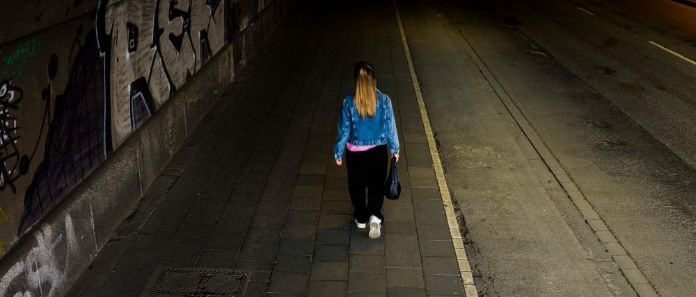 Männer und Frauen unterscheiden sich beim subjektiven Sicherheitsempfinden deutlich: Während sich 56 Prozent der Männer sicher fühlen, sind es bei den Frauen nur 45 Prozent. (Symbolbild)