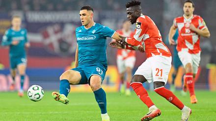 Der Mainzer Danny da Costa (r) leitete mit seinem Fehlpass die Führung von Florenz ein.