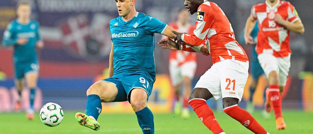 Der Mainzer Danny da Costa (r) leitete mit seinem Fehlpass die Führung von Florenz ein.