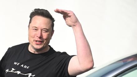 Elon Musk will mit mehr Aktien die Kontrolle über Tesla sichern. (Archivbild)