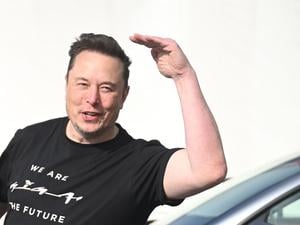 Elon Musk will mit mehr Aktien die Kontrolle über Tesla sichern. (Archivbild)