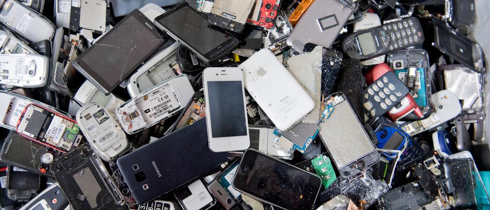 Der Handel wird unter anderem verpflichtet, Rückgabestellen für alte Mobiltelefone, Taschenlampen oder Elektrorasierer einheitlich zu kennzeichnen. (Archivbild)