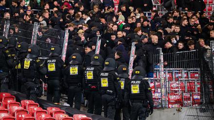 Gäste-Fans aus Rotterdam durchbrachen im Europa-League-Spiel beim VfB Stuttgart einen Zaun.