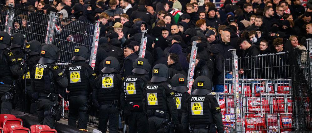 Gäste-Fans aus Rotterdam durchbrachen im Europa-League-Spiel beim VfB Stuttgart einen Zaun.