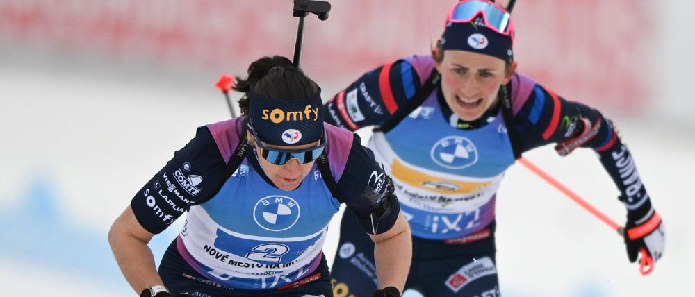 Julia Simon (l) darf nach dem Kreditkartenbetrug an ihrer Teamkollegin Justine Braisaz-Bouchet (r) bei Olympia teilnehmen. (Archivbild)