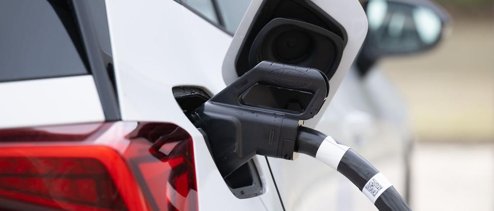 Stromer sind in der Regel teurer in der Anschaffung als Verbrenner - doch der Abstand schrumpft. (Archivbild)