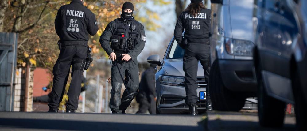 Die Polizei durchsuchte am Donnerstag erneut Häuser.