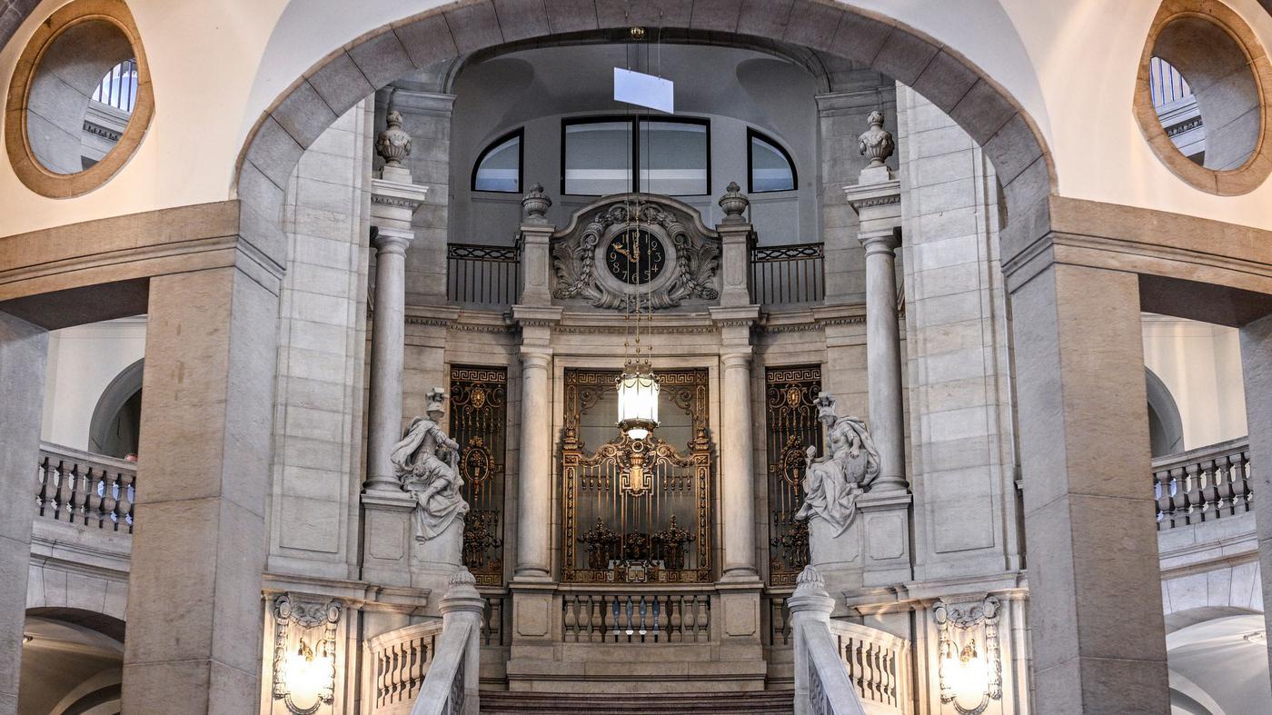 Abends-ins-Gericht-Aktenzeichen-Spritz-auf-einen-Cocktail-mit-Justitia