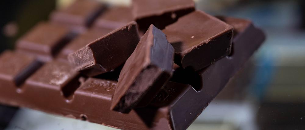 Viele Menschen in Deutschland naschen gern Schokolade - nicht nur abends auf der Couch. (Archivbild)