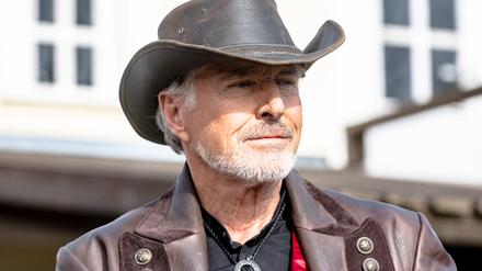 Nick Wilder setzt sich im Roman „Vaterliebe“ mit der Verdrängung des Nationalsozialismus und der steten Gefahr des Rechtsextremismus auseinander.