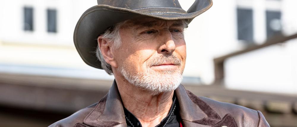 Nick Wilder setzt sich im Roman „Vaterliebe“ mit der Verdrängung des Nationalsozialismus und der steten Gefahr des Rechtsextremismus auseinander.