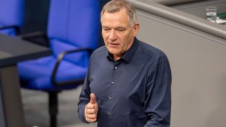 Jan van Aken, Bundesvorsitzender der Linkspartei, spricht in einer Debatte im Bundestag.