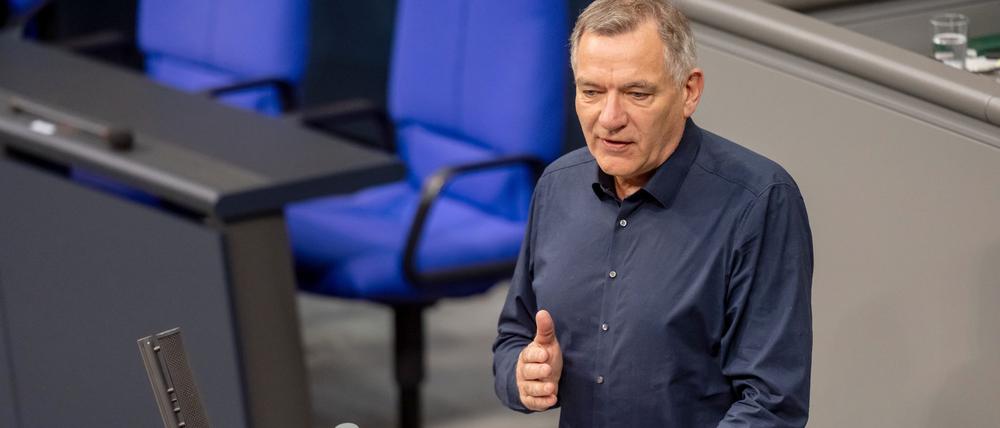Jan van Aken, Bundesvorsitzender der Linkspartei, spricht in einer Debatte im Bundestag.