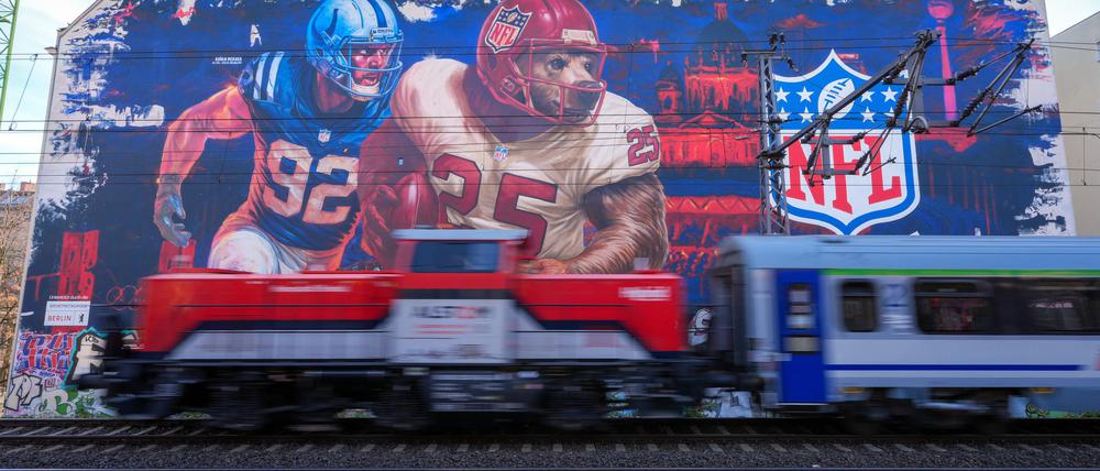 1000 Quadratmeter groß: Mitten in Berlin prangt ein NFL-Wandbild.