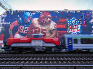 1000 Quadratmeter groß: Mitten in Berlin prangt ein NFL-Wandbild.